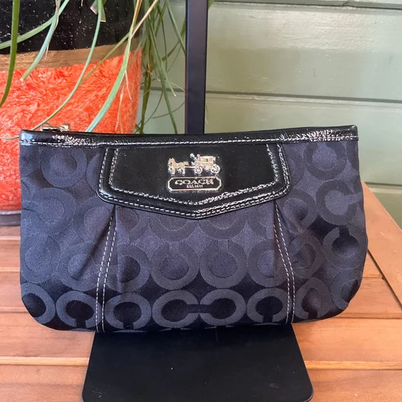 Coach Black Optic Signature C Clutch, Fits IPhone pro max, Purple Lining EUC - Picture 3 of 8